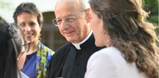 Fernando Ocáriz, prelado del Opus Dei, habla con unas mujeres