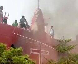 Musulmanes quemando una iglesia.