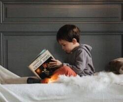 Un niño leyendo. 