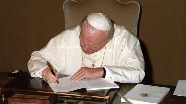 Juan Pablo II firma la encíclica 'Centesimus Annus' en 1991, centenario de la 'Rerum Novarum' de León XIII.