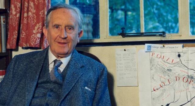 JRR Tolkien en su casa en 1961, ya como escritor popular, doce años antes de su muerte