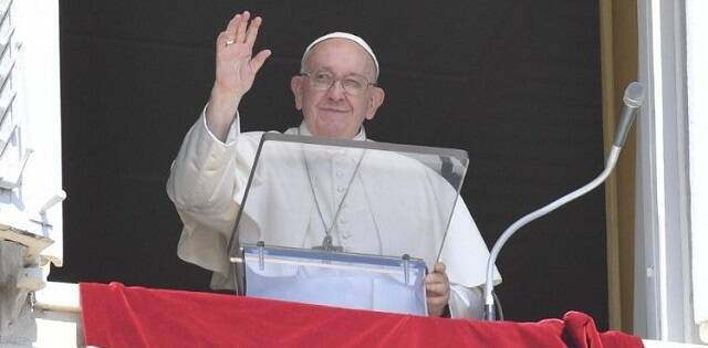 El Papa Francisco saluda en el Ángelus y comenta el Evangelio sobre la corrección fraterna