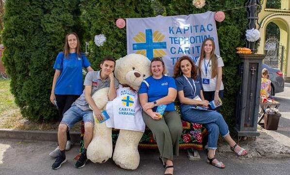 Voluntarios de Cáritas y la parroquia de San Basilio en el nuevo centro infantil en Ternopil