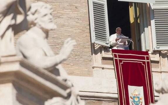 El Papa Francisco en el Ángelus animó a pasar tiempo con Dios y a orar el martes por la paz