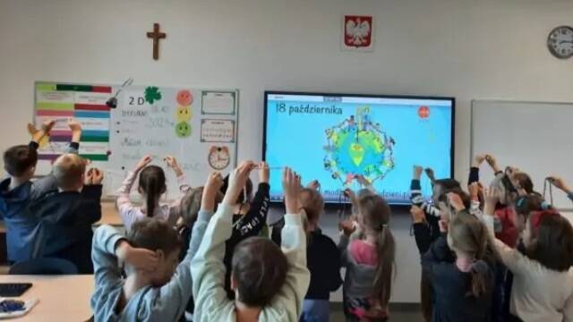 Niños polacos rezando el rosario. 