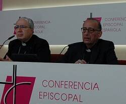 El obispo-portavoz Magán y el cardenal Omella en rueda de prensa sobre los abusos y el informe del Defensor del Pueblo