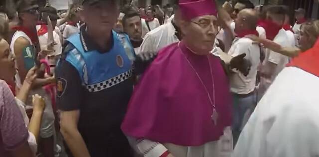 La policía protege al arzobispo Pérez de Pamplona en la procesión de San Fermín de 2022