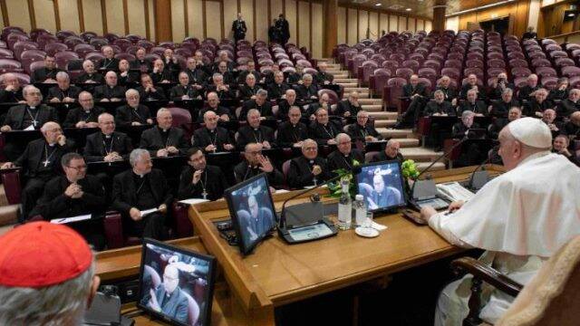 El Papa y los Obispos españoles en el Aula Nueva del Sínodo.
