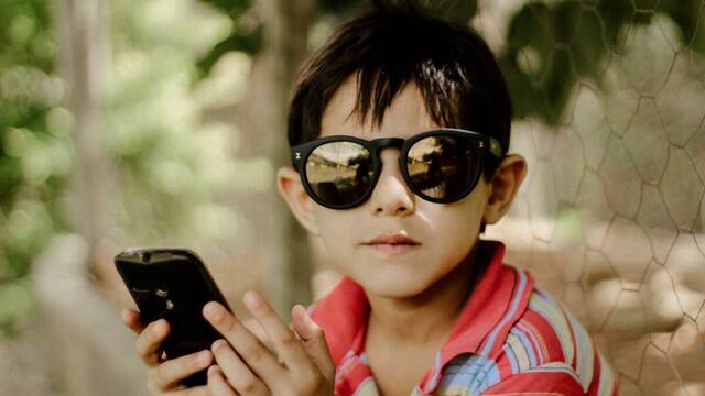 Un niño con el móvil. 