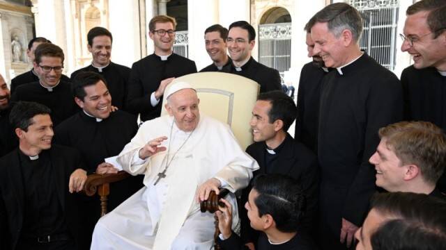Francisco con seminaristas. 