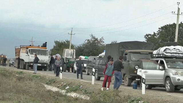 Refugiados armenios en la carretera, en su huida de Nagorno-Karabaj.