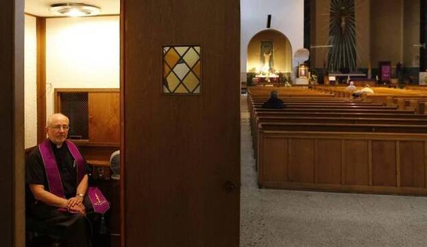 Un sacerdote espera para confesar penitentes en la diócesis de Buffalo, EEUU