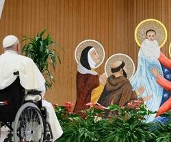 El Papa Francisco con un belén que representa a San Francisco y Santa Clara en la catequesis prenavideña