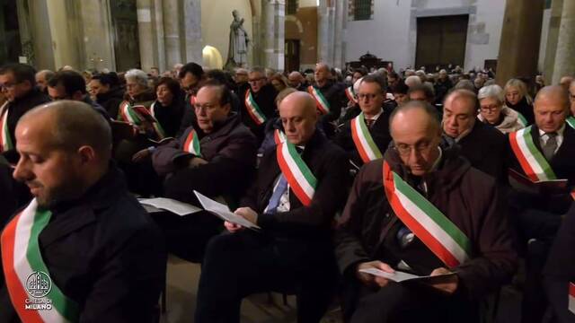 Diversas autoridades escuchan al arzobispo de Milán en la basílica de San Ambrosio.