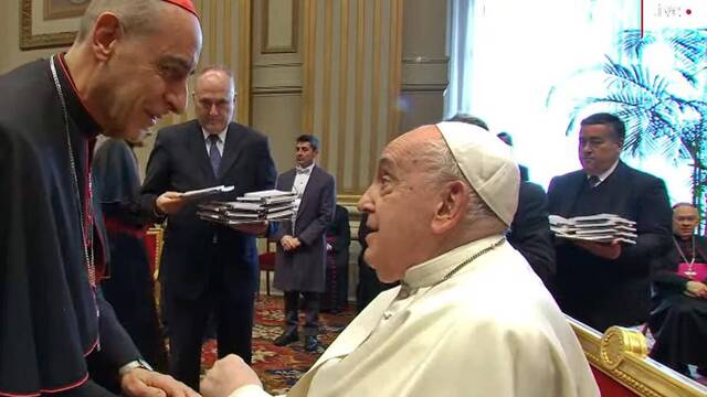 El cardenal Víctor Fernández saluda a Francisco tras el mensaje navideño a la Curia de este 21 de diciembre.