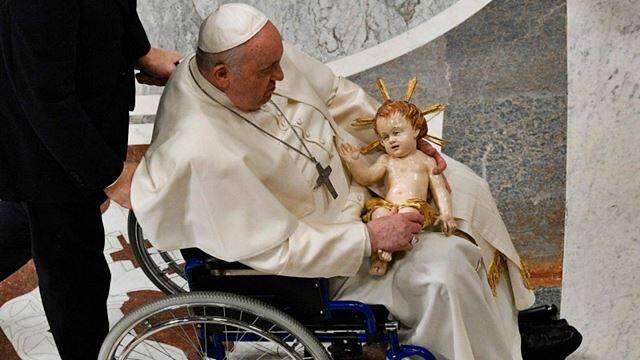 Francisco trasladó al Niño Jesús hasta el nacimiento instalado en la basílica tras la misa de Nochebuena. Foto: Vatican Media.