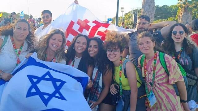 Jóvenes de parroquias israelíes en la JMJ de Lisboa con las banderas de Israel y de Tierra Santa