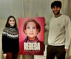 Los jóvenes productores de 'Un ángel llamado Rebeca', Inés y Borja Zavala, junto al cartel de la película, de próximo estreno.