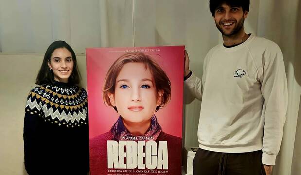 Los jóvenes productores de 'Un ángel llamado Rebeca', Inés y Borja Zavala, junto al cartel de la película, de próximo estreno.