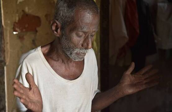 El señor Piyasena es un cristiano de 80 años que vive solo, en Sri Lanka, rechazado por su familia que no acepta su cristianismo