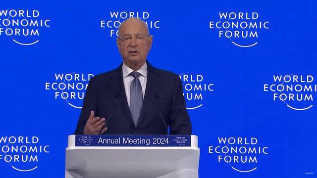 Klaus Schwab se dirige al Foro Económico Mundial en Davos.