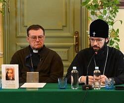 El arzobispo católico Paolo Pezzi, con el metropolita Antonio, presentan Jesús de Nazaret, de Benedicto XVI, en ruso en Moscú