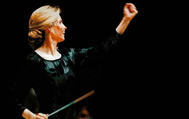 Inma Shara, directora de orquesta, alegre con su batuta