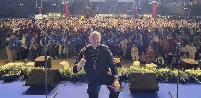 El obispo Munilla posa con 3.000 asistentes al concierto de Hakuna en Alicante el 20 de enero de 2024