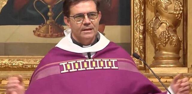 Jesús Corbí celebra la misa en valenciano en la televisión autonómica A Punt