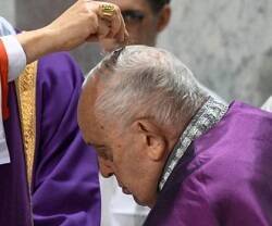 El Papa Francisco recibe la ceniza en Santa Sabina al empezar la Cuaresma de 2024