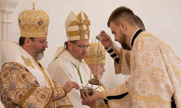 El arzobispo grecocatólico Shevchuk y el Nuncio, con mitra latina, Kubolkas
