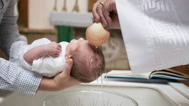Un niño siendo bautizado. 