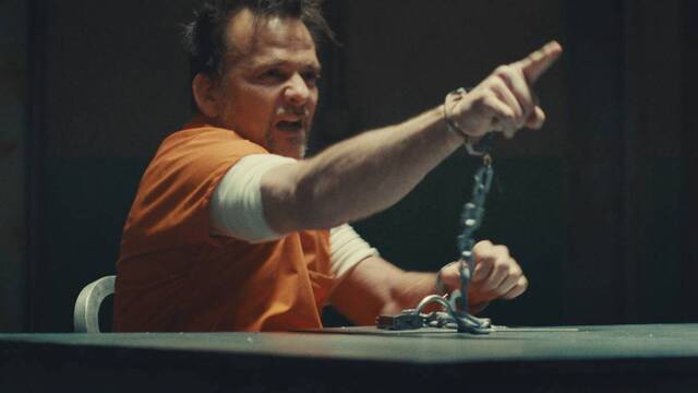 Una escena de 'Nefarious', en la que el preso señala iracundo con el dedo.