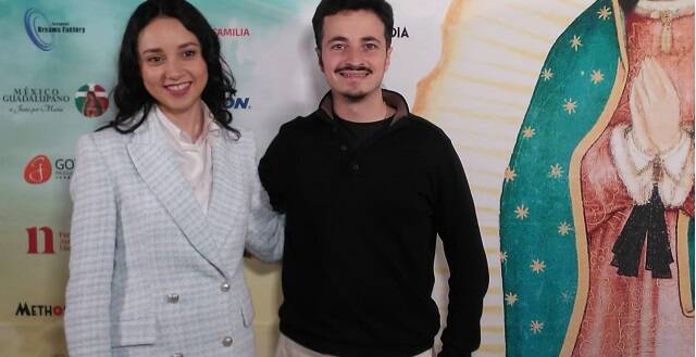 La actriz Angélica Chong, y el guionista Josepmaria Anglès posan presentando la película Guadalupe