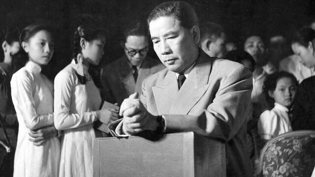 El presidente vietnamita Diem, de rodillas en una iglesia rodeado de fieles.