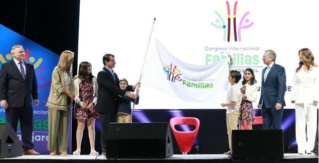 Bandera de la familia al inaugurar el Congreso Internacional de Familias en México