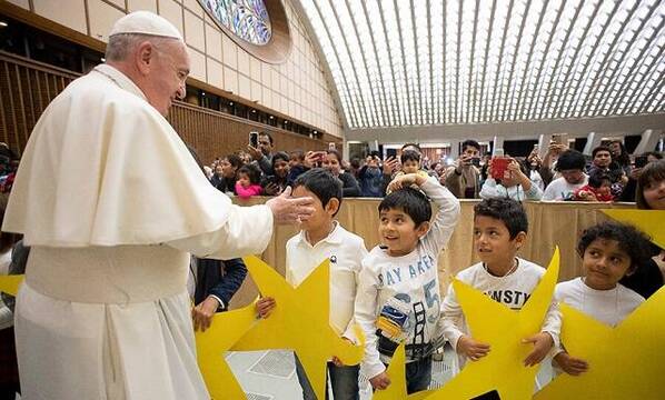 El Papa Francisco con niños que llevan estrellas, poco antes de la Navidad de 20219