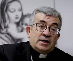 Luis Argüello, arzobispo de Valladolid, en una entrevista, con un cuadro de la Virgen