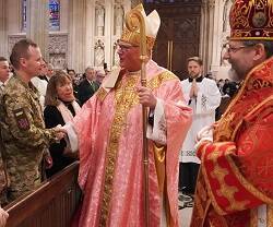 El arzobispo Shevchuk y el cardenal Dolan saludan a militares ucranianos en la catedral de San Patricio en Nueva York