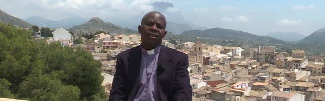 El sacerdote Juan Berchmans, formado en Ruanda, párroco de Relleu, Alicante, desde hace muchos años