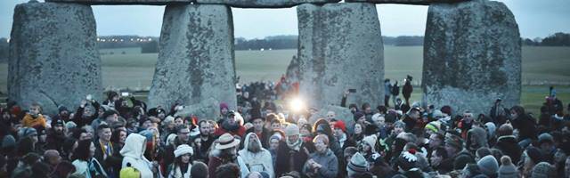 Reunión de brujos y turistas en Stonehenge.