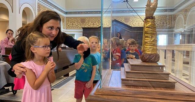 Niños asombrados ante la reliquia del brazo de Judas Tadeo en Nebraska