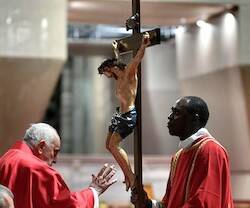 Francisco adora la Cruz durante la celebración de la Pasión del Viernes Santo. Foto: Vatican Media.