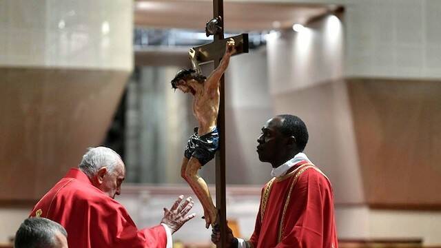Francisco adora la Cruz durante la celebración de la Pasión del Viernes Santo. Foto: Vatican Media.