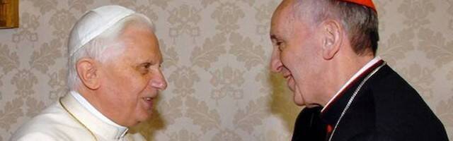 El cardenal Jorge Mario Bergoglio saluda a Benedicto XVI tras su elección como Papa en 2005.