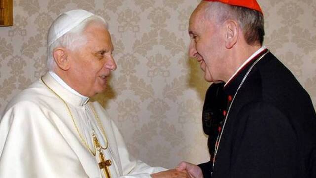 El cardenal Jorge Mario Bergoglio saluda a Benedicto XVI tras su elección como Papa en 2005.
