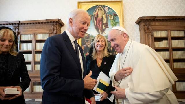 Joe Biden con el Papa Francisco. 