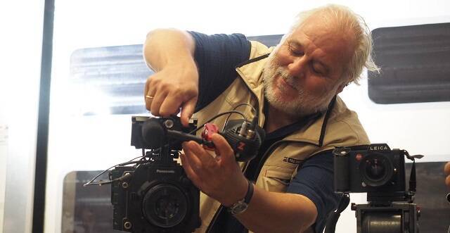 El cineasta López-Linares con sus cámaras