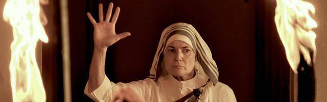 Madre Teresa, interpretada por Jacqueline Fritschi-Cornaz, en una escena de la película en la que frena un intento de asalto a la casa de las Misioneras de la Caridad.