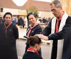 Un capellán en una ceremonia de las Guías de Europa en peregrinación a Vezelay - foto de Aude Dupuy ETN Diaphragme